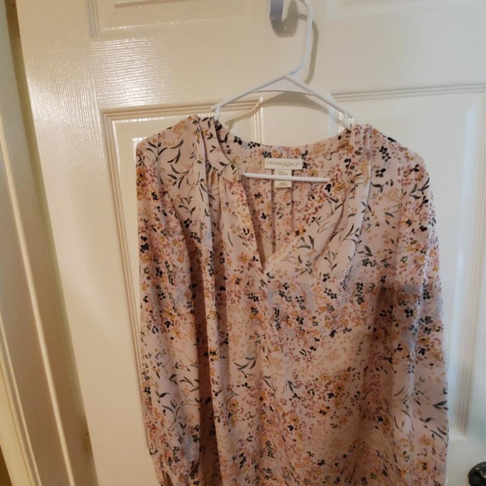 Blouse with tie straps on cuffs
